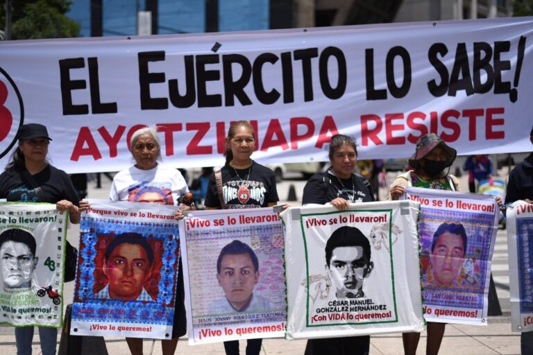 Padres de Ayotzinapa denuncian bloqueos