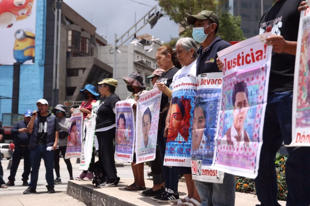 Padres de Ayotzinapa denuncian bloqueos 1 Padres de Ayotzinapa denuncian bloqueos