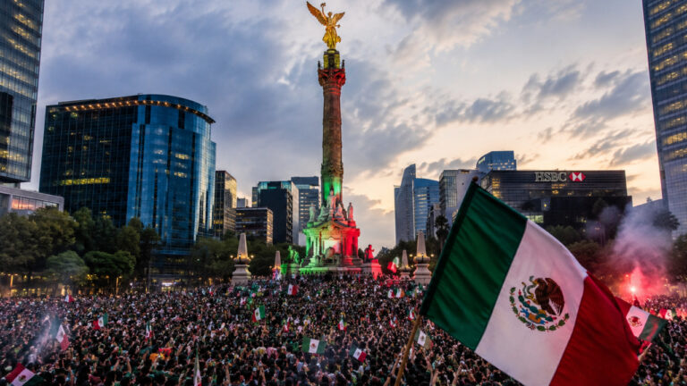 Afición celebra triunfo de México en el Zócalo y el Ángel