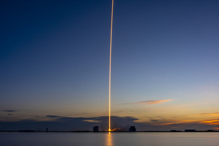 SpaceX debuta en bolsa con histórica OPI de 75 mil millones de dólares