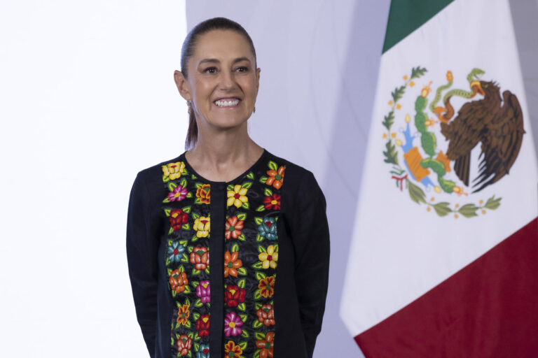Sheinbaum impulsa debate sobre pantallas e IA en escuelas