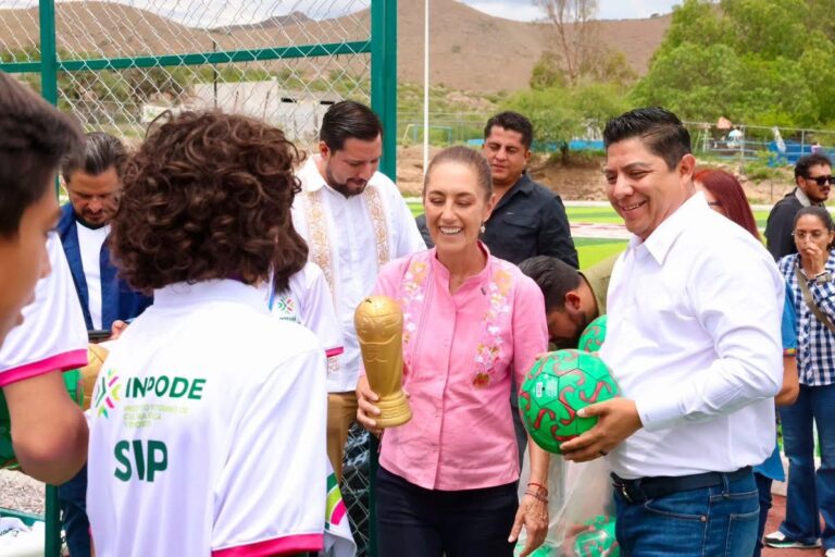 Sheinbaum entrega boletos del Mundial 2026 a jóvenes