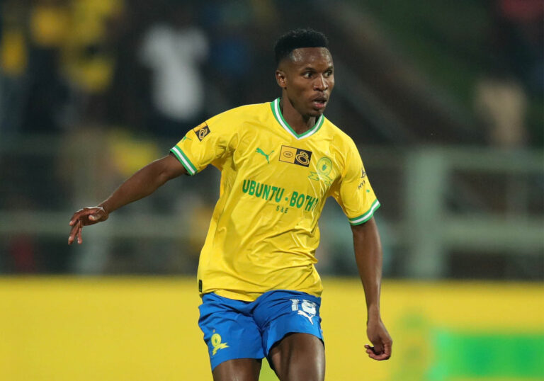FIFA mantiene sanción a Themba Zwane