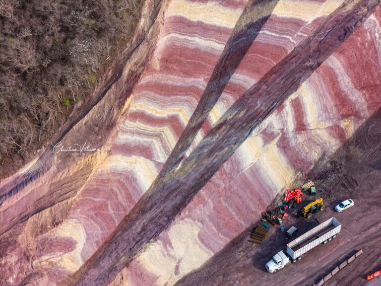 Ampliación en Colima revela cerro de colores