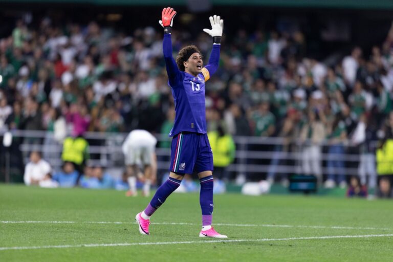 Guillermo Ochoa se despide del Mundial entre ovaciones