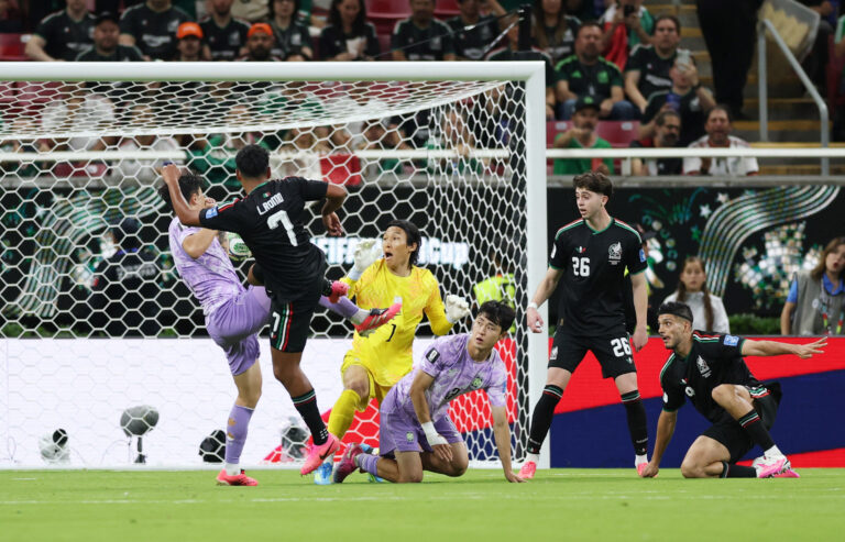 México vence a Corea y asegura su regreso al Azteca
