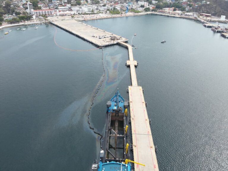 Continúan labores por derrame de hidrocarburo en Manzanillo