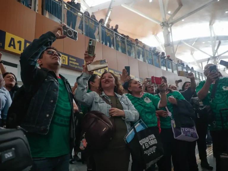 Mundial 2026 llena de fiesta el AICM con turistas