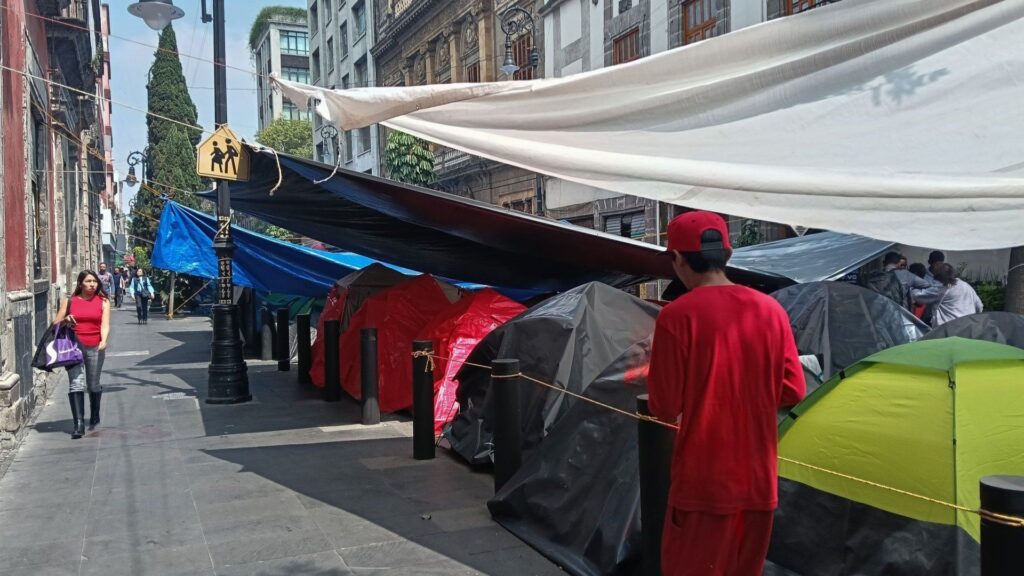 Maestros mexiquenses se suman al plantón de la CNTE 1 Maestros mexiquenses se suman al plantón de la CNTE