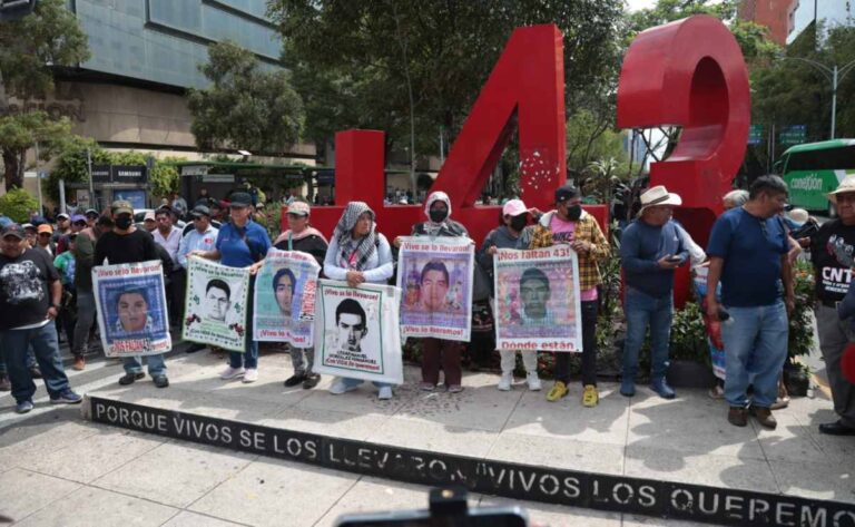 Padres de Ayotzinapa rechazan operativo en Tlalpan