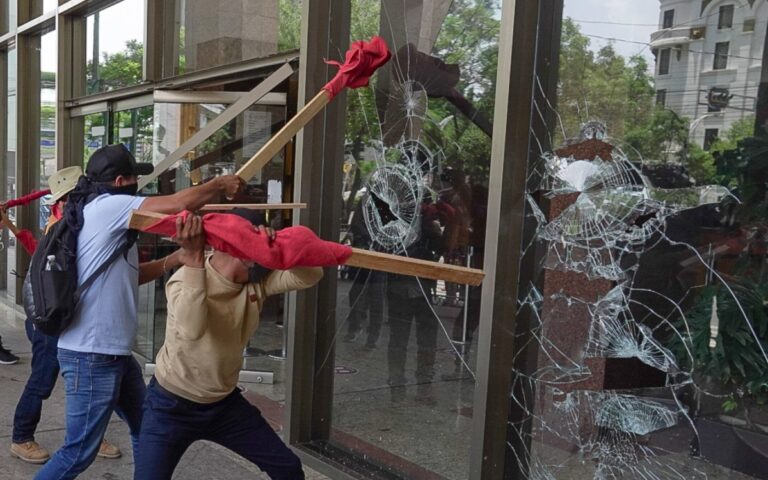 Maestros de la CNTE dañan Torre Bienestar en protesta
