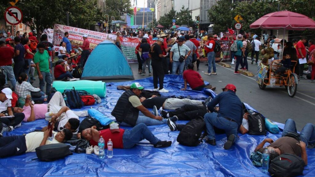 Maestros mexiquenses se suman al plantón de la CNTE 2 Maestros mexiquenses se suman al plantón de la CNTE