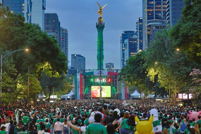 Lluvia no frena la fiesta por triunfo de México