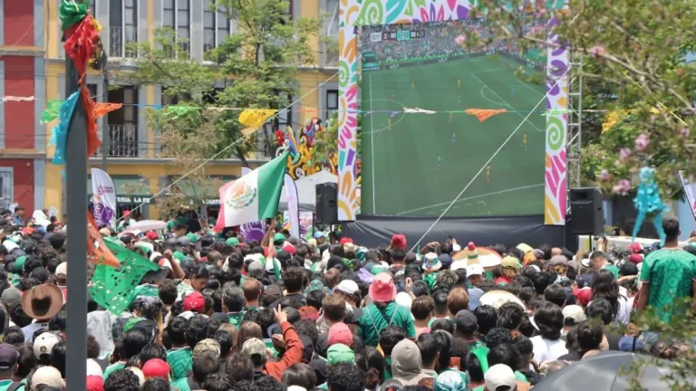 Afición celebra triunfo de México en bares del Centro y Zona Rosa