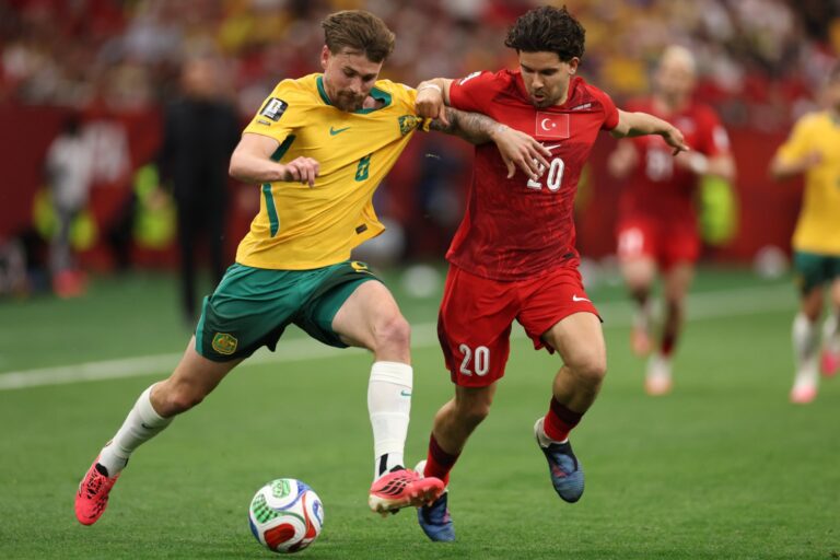 Australia sorprende y vence a Turquía en su debut