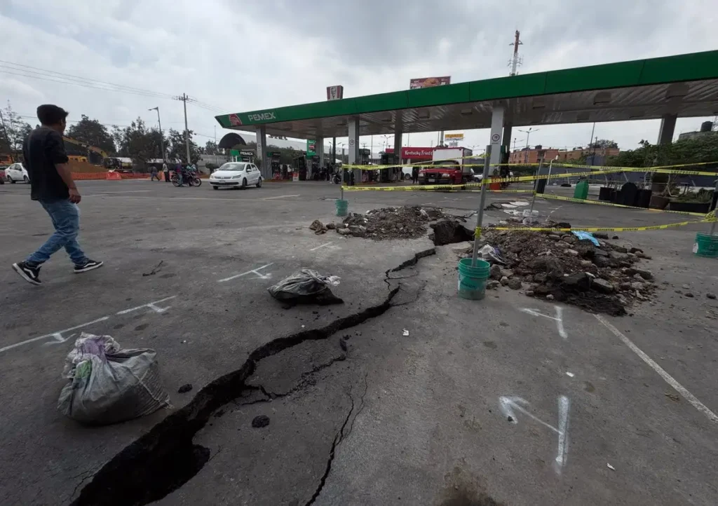 Grieta de 15 metros se abre en Iztapalapa por socavón 1 Grieta de 15 metros se abre en Iztapalapa por socavón