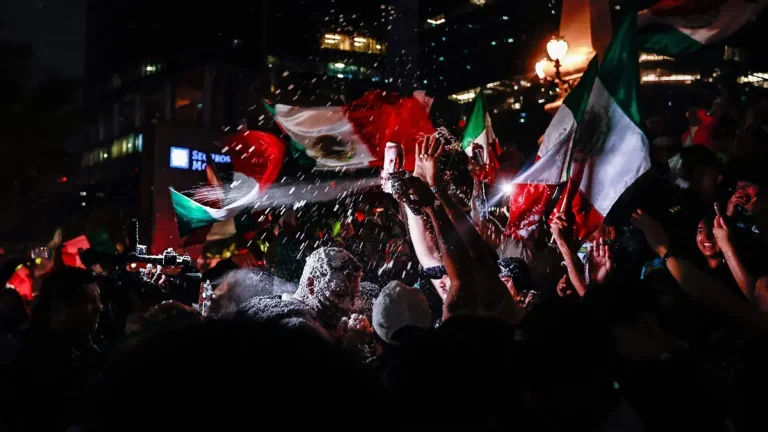 México desata una fiesta histórica tras vencer a Ecuador