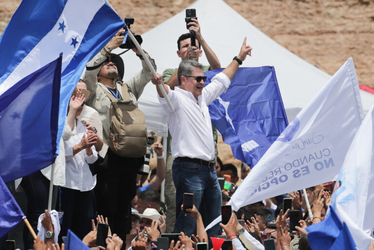 Juan Orlando Hernández regresa a Honduras tras indulto
