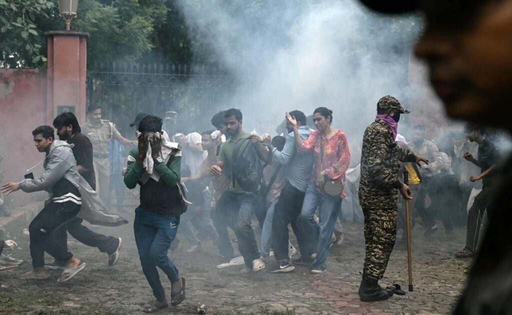 Policía reprime protesta del movimiento Cucaracha en India 3 Policía reprime protesta del movimiento Cucaracha en India