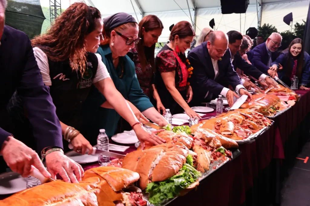 CDMX rompe récord con una torta de 100 metros 1 CDMX rompe récord con una torta de 100 metros