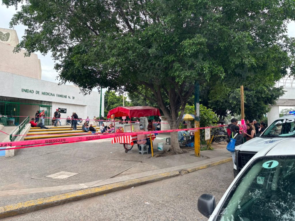 Adulto mayor muere afuera de clínica del IMSS tras negar atención por falta de vigencia 1 Adulto mayor muere afuera de clínica del IMSS tras negar atención por falta de vigencia