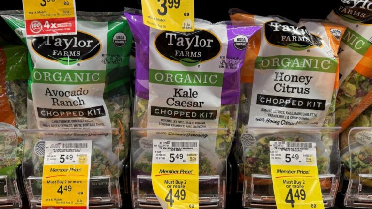 FDA mantiene investigación sobre lechugas de Taylor Farms
