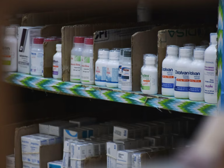 Compra consolidada de medicamentos acumula cuatro meses de retraso