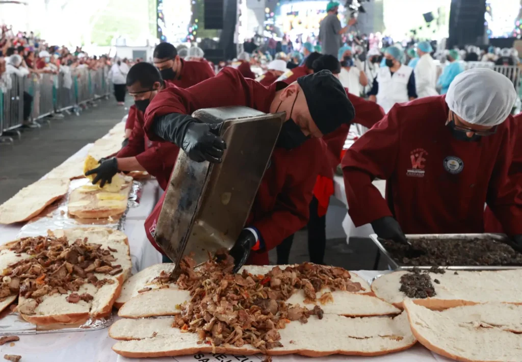 CDMX rompe récord con una torta de 100 metros 2 CDMX rompe récord con una torta de 100 metros