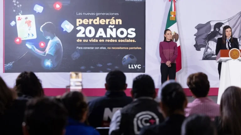 Sheinbaum busca consenso para regular uso de celulares en menores