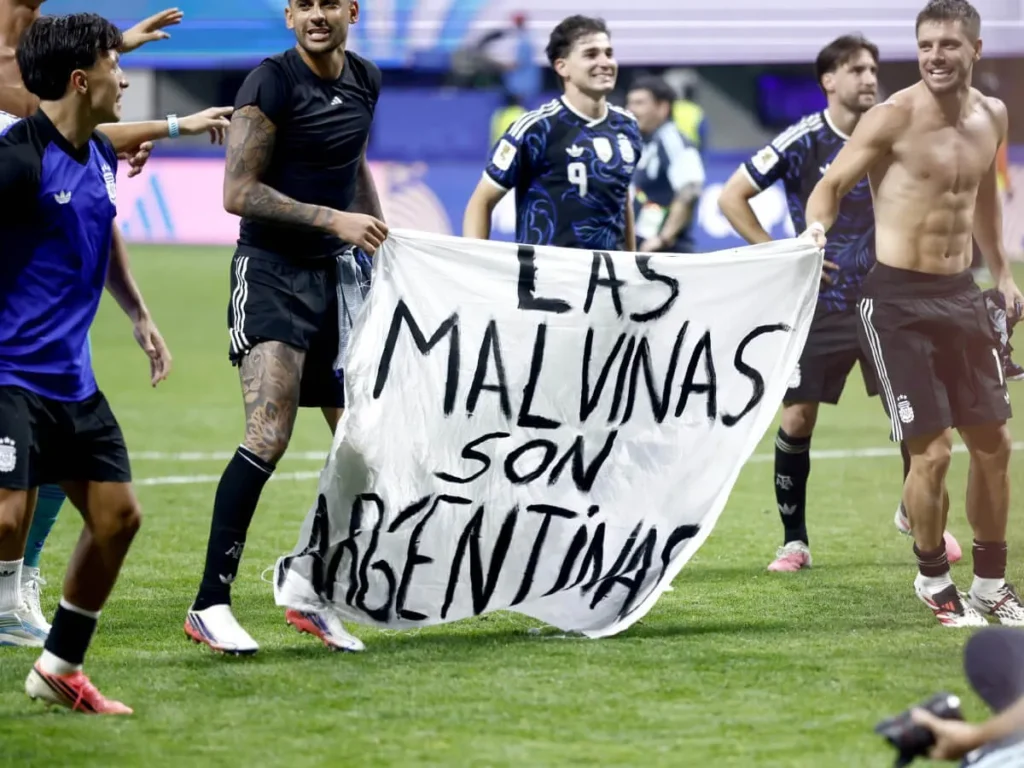 Reino Unido pide investigar a Argentina por pancarta de Malvinas 2 Reino Unido pide investigar a Argentina por pancarta de Malvinas