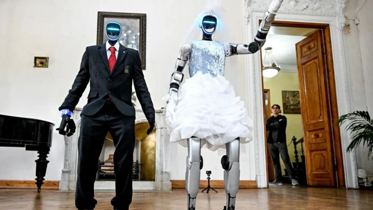 Robots humanoides celebran la primera boda simbólica en Moscú