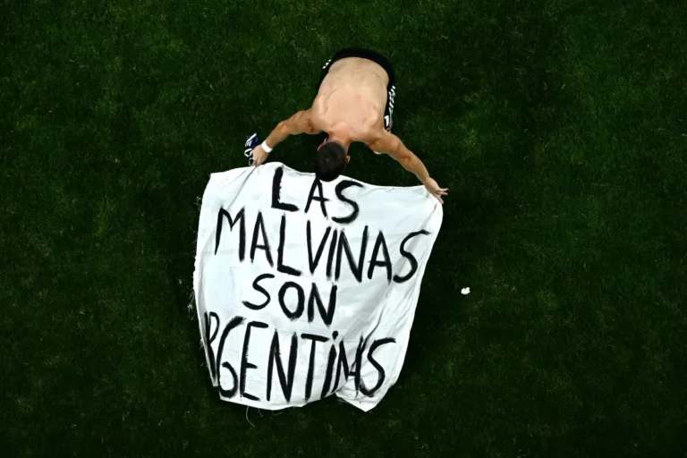 Reino Unido pide investigar a Argentina por pancarta de Malvinas