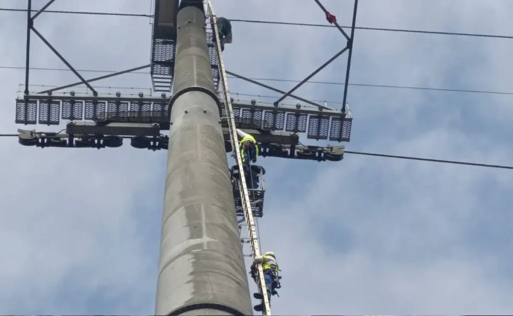 Rescatan a hombre que subió a torre del Cablebús en GAM 1 Rescatan a hombre que subió a torre del Cablebús en GAM