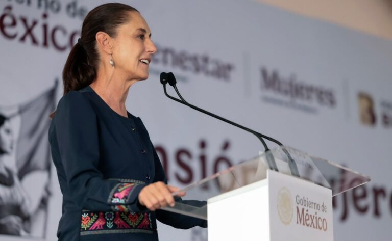 Sheinbaum promete consulta nacional a maestros