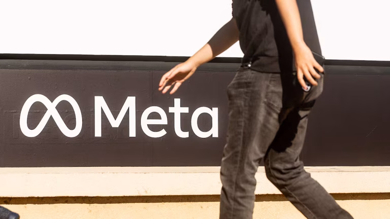 Exempleados demandan a Meta por uso de IA en despidos