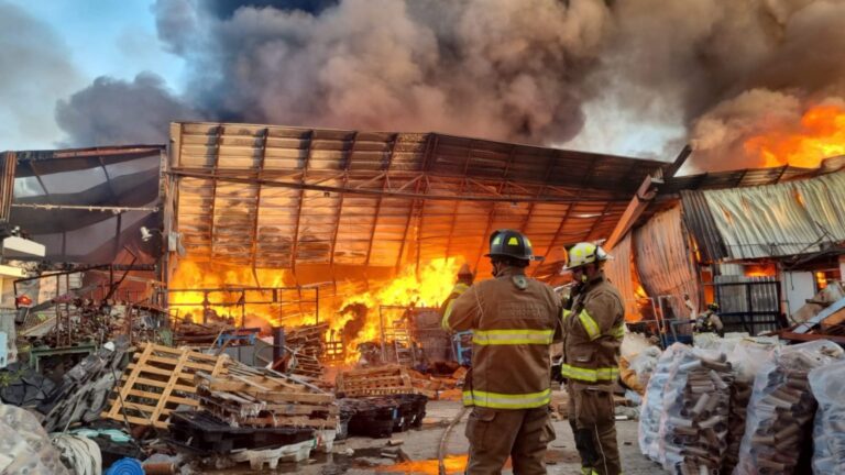 Incendio en fábrica de estopas moviliza a cuerpos de emergencia en Morelia