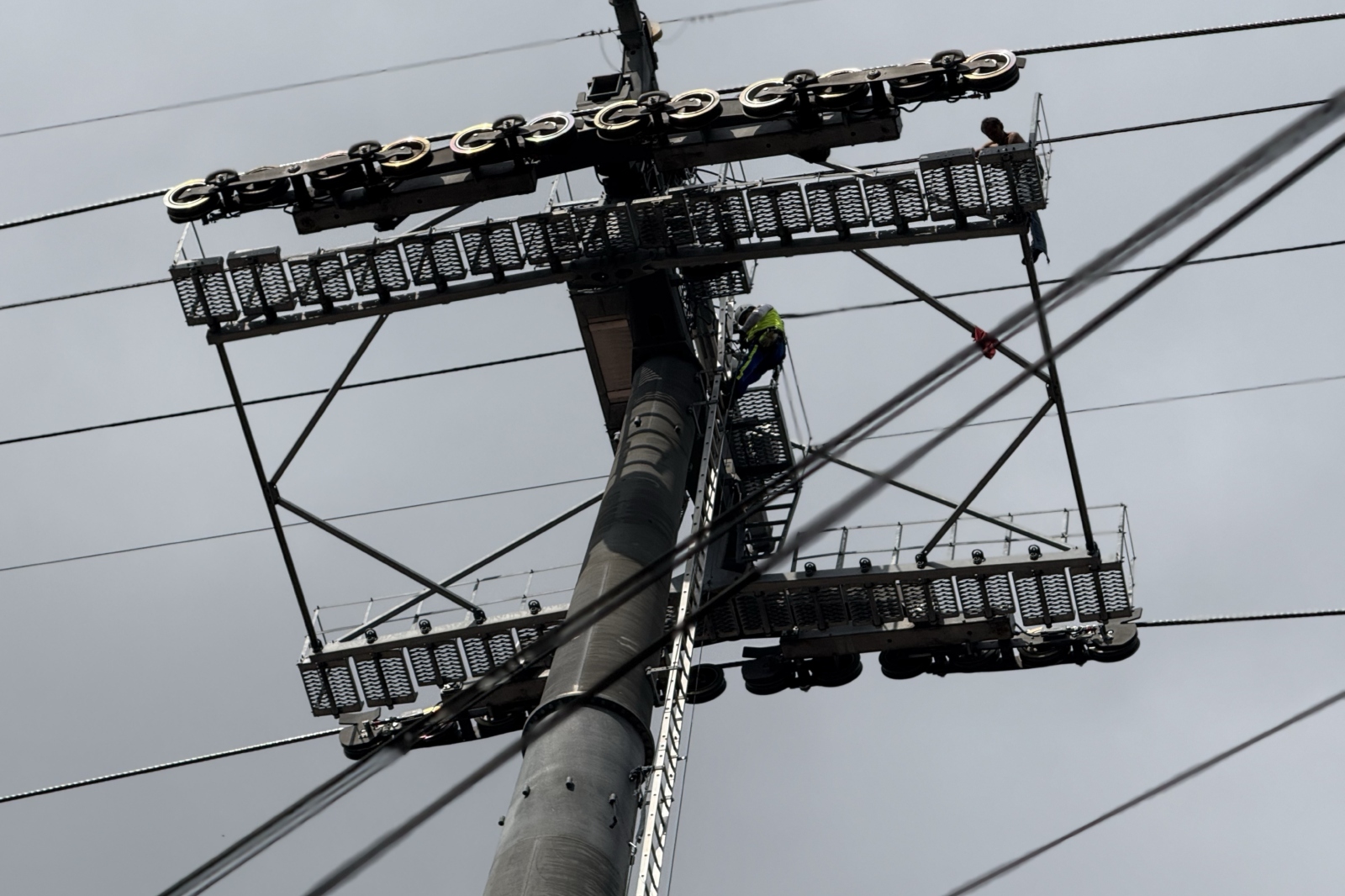 19 Rescatan a hombre que subió a torre del Cablebús en GAM