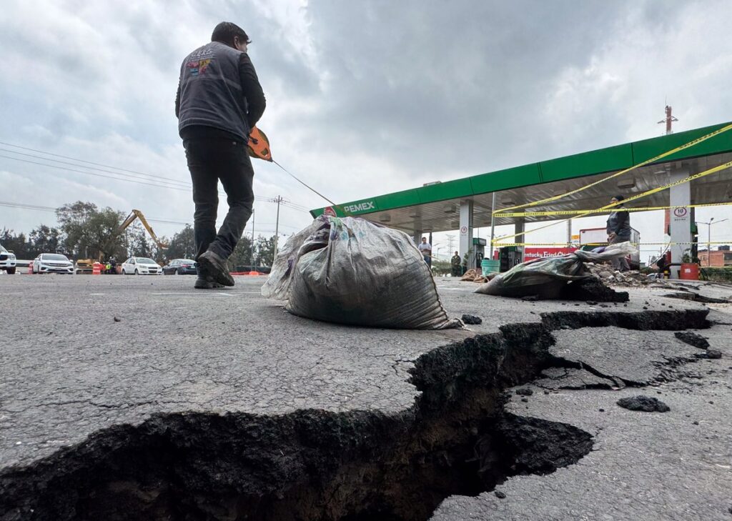 Grieta de 15 metros se abre en Iztapalapa por socavón 2 Grieta de 15 metros se abre en Iztapalapa por socavón