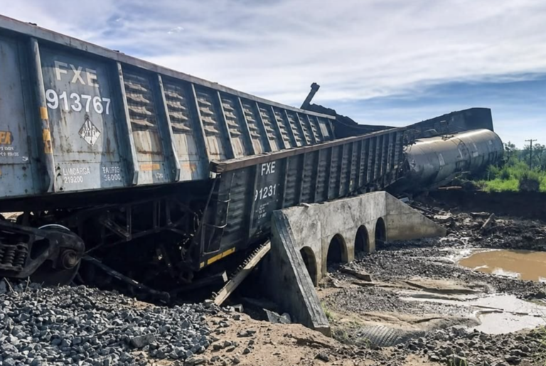 FGR investiga derrame químico tras descarrilamiento en Sonora