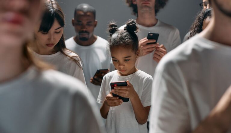 Francia prohíbe redes sociales a menores de 15 años