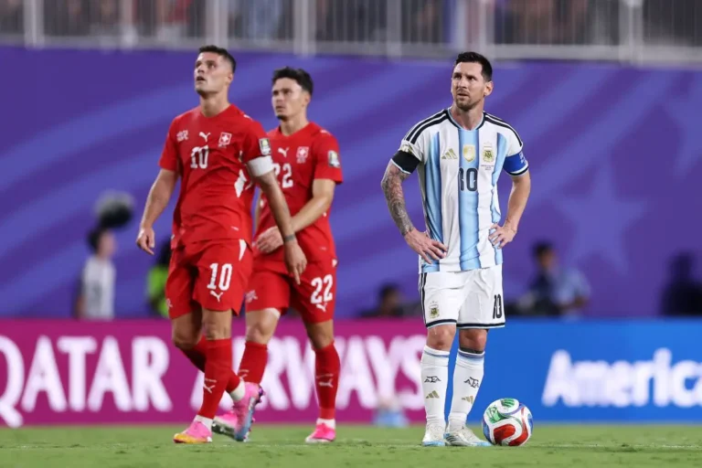 Argentina sufre, elimina a Suiza y se cita con Inglaterra