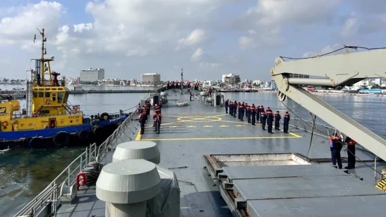 Buques de la Marina regresan tras misión humanitaria en Venezuela