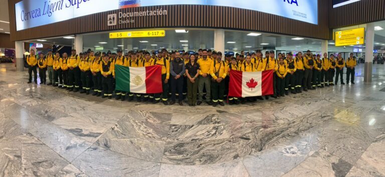 México envía 104 brigadistas a Canadá por incendios