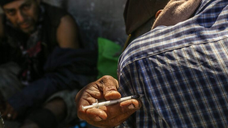 Lanzan plataforma para familias de personas con adicciones