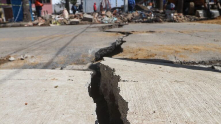 Grieta de 15 metros se abre en Iztapalapa por socavón