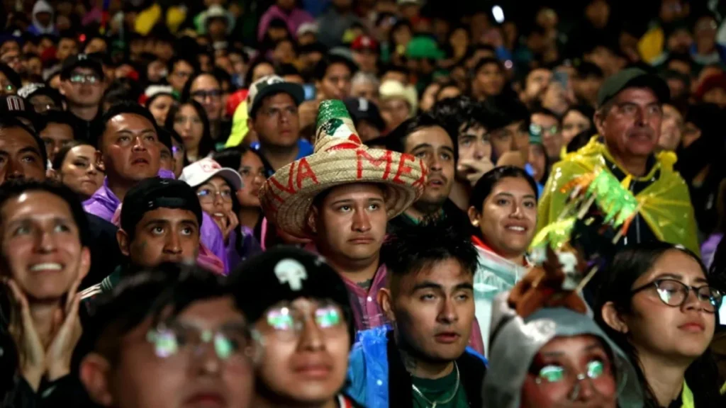 Derrota del Tri apaga el ánimo en el Zócalo 2 Derrota del Tri apaga el ánimo en el Zócalo