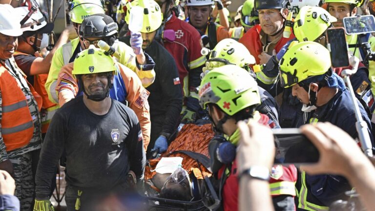 Bomberos de Chile mantienen rescate de joven atrapado en Venezuela