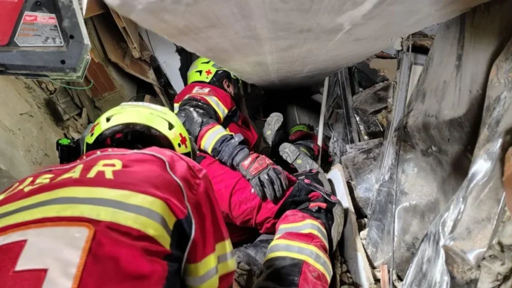 Bomberos de Chile mantienen rescate de joven atrapado en Venezuela 1 Bomberos de Chile mantienen rescate de joven atrapado en Venezuela