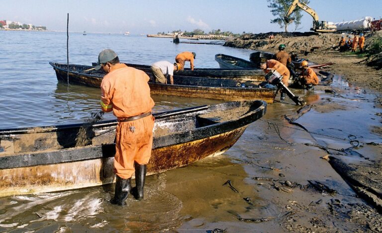 Pescadores de Tamaulipas exigen apoyos por derrame en el Golfo
