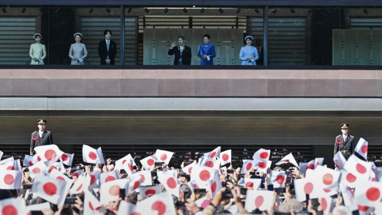 Japón mantiene veto a mujeres en la sucesión imperial